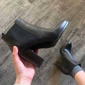 Michael Kors ankle boots. black. Worn only twice, minor scuffing